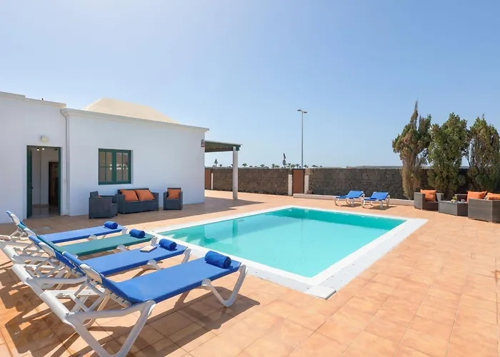 Vista De La Montana Playa Blanca (Lanzarote)